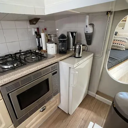 Spacious Homely House Boat 木屋 *