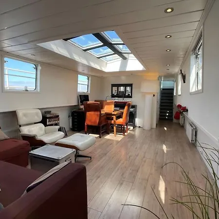 木屋 Spacious Homely House Boat *