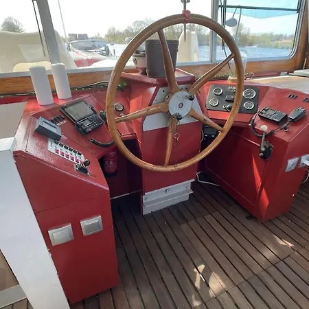 Spacious Homely House Boat *