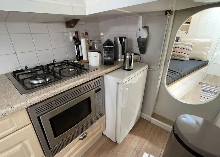 Spacious Homely House Boat Chalet *