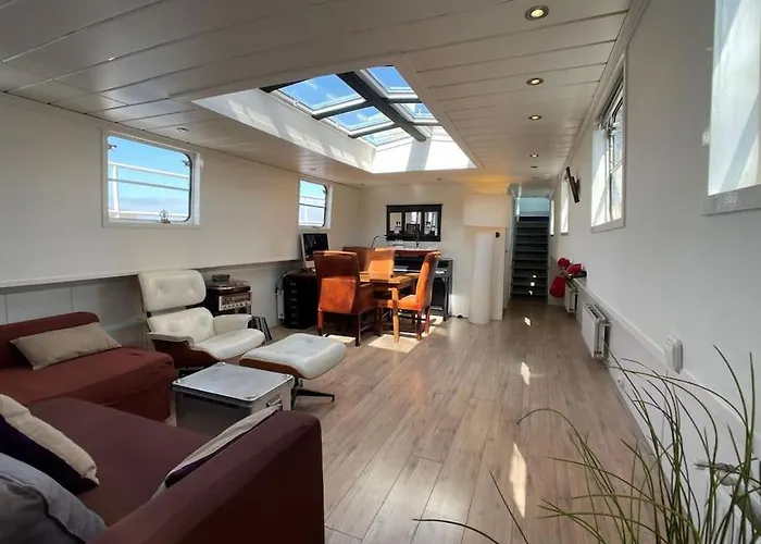 Chalet Spacious Homely House Boat *
