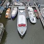 Σαλέ Spacious Homely House Boat